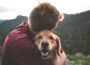Ein Mann knuddelt seinen Hund - Tiere sind manchmal die besten Therapeuten