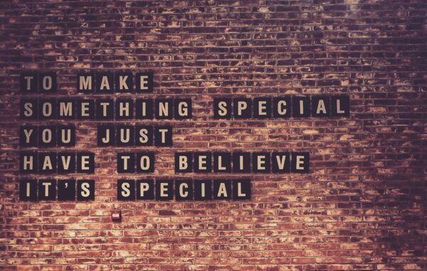 Eine Aufschrift auf einer Wand: "To make something special you just have to believe it's special"