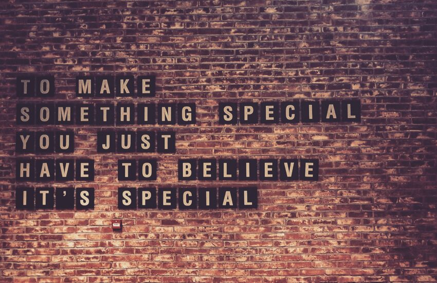 Eine Aufschrift auf einer Wand: "To make something special you just have to believe it's special"